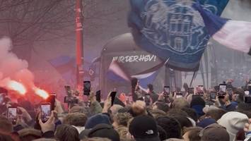 im video: hsv-fans feiern spieler – ungewöhnliche busankunft gegen werder