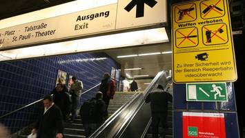 reeperbahn und hauptbahnhof: zwei männer mit waffen gefesselt