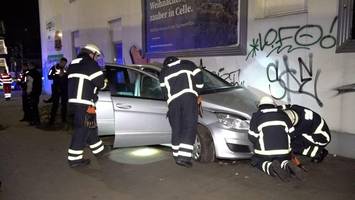 verdacht auf alkohol: autofahrer rast in harburg gegen hauswand