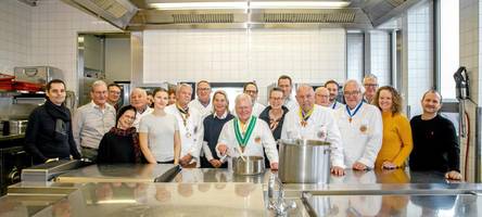 besondere hilfsaktion: warum bei diesen kochenden männern wehmut aufkommt