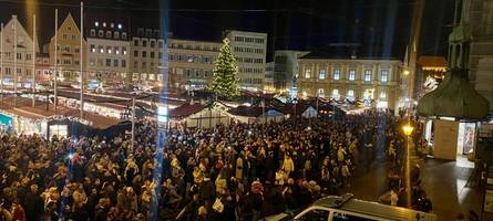 Christkindlesmarkt: Wenn vor dem Augsburger Rathaus alle Blicke nach oben gehen