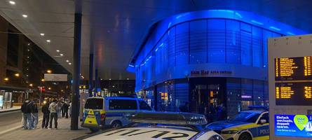 tatort kö: betrunkene reißen schild aus dem boden und verletzen polizisten