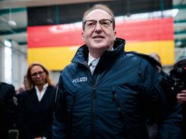 migration: dobrindt schafft flüchtlinge aus den augen, aus dem sinn