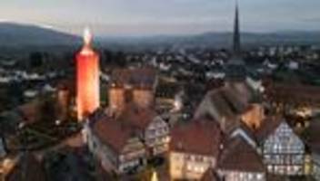 Einstimmen auf das Fest: Hessens Weihnachtsmärkte: Von Märchen bis zur Rekord-Kerze