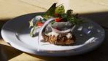 geräucherte sardinen auf simit mit walnuss-tarator: ein fischbrötchen für exzentriker