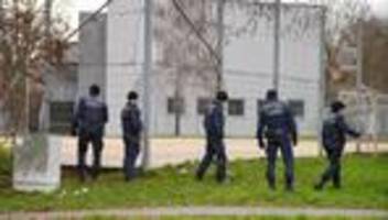 Kriminalität: Schüsse auf Spielplatz: Polizei durchsucht zwei Gebäude