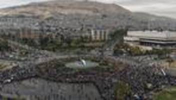 syrien: hunderttausende feiern in syrien jahrestag zum sturz des assad-regimes