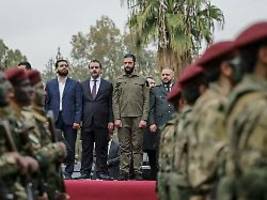 Hunderttausende feiern in Syrien: Al-Scharaa fordert Wiederaufbau und verspricht friedliche Koexistenz