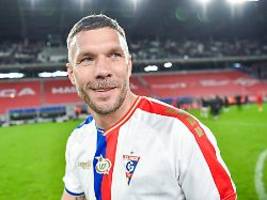 meine fußballfamilie: lukas podolski steigt bei seinem heimatklub als investor ein