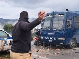 Mit Steinen bewaffnet: Wütende Landwirte attackieren auf Kreta die Polizei