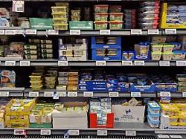 Molkereiunternehmen im Visier: Milchbauern sauer über Tiefpreise bei Butter