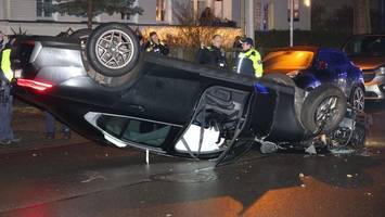 Auto überschlägt sich nach Unfall und bleibt auf dem Dach liegen
