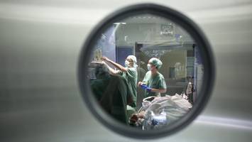 im krieg geht es in berlins kliniken erst einmal ums medizinische personal