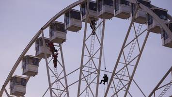 Spektakulärer Einsatz am Riesenrad: Feuerwehr übt Höhenrettung