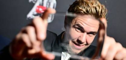 Ein Showgirl und ein Faschingshit führen die deutschen Jahrescharts an