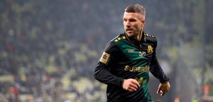 lukas podolski kauft sich bei seinem fußball-klub górnik zabrze in polen ein