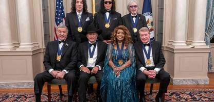Donald Trump verleiht Preise an Sylvester Stallone, Kiss und Gloria Gaynor
