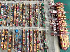 welthandel: chinas exportüberschuss steigt erstmals über die billionen-marke