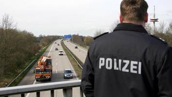 A1: Steinwurf auf der Autobahn? Polizei sucht Zeugen