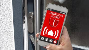 alarmanlage vertreibt einbrecher von der terrassentür