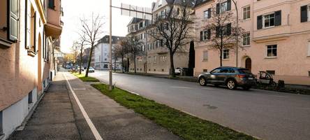 Für den Bau der neuen Straßenbahn-Trasse werden Bäume in der Rosenaustraße gefällt