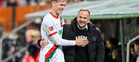 fca-spieler anton kade zeigt den stürmern, wie es geht