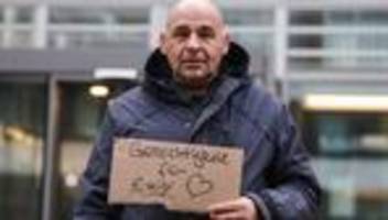 demonstration: tod auf klassenfahrt: mahnwache vor nrw-schulministerium