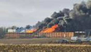 Ermittlungen nach Feuer: Großbrand in Recyclingbetrieb – Schaden in Millionenhöhe