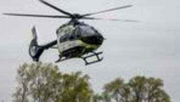 Hubschrauber im Einsatz: Nachbar verfolgt Einbrecher und wird zu Boden getreten