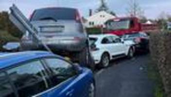 Unfall: Lastwagen erfasst Fahrer und schiebt Autos aufeinander