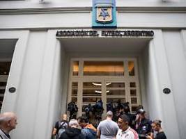 razzia auch bei topklubs: polizei durchsucht räume des argentinischen fußballverbands