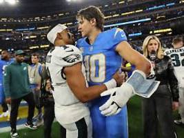 trotz gebrochener hand: herbert führt chargers zum sieg im chaos-spiel