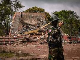 zehn tote, dutzende verletzte : frieden vorbei: kambodscha bestätigt kämpfe mit thailand