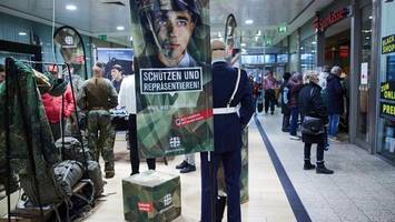 Black Friday & camouflage: Bundeswehr recruits at the mall