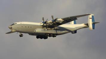 russisches riesen-flugzeug abgestürzt – sieben menschen an bord