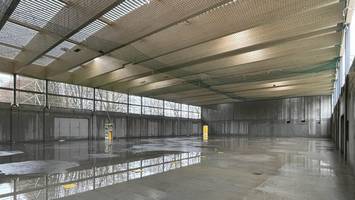 schulzentrum süd wird neu gebaut: die sporthalle hat schon ein dach