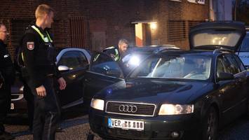 Einbrecher gestellt? Audi rast der Polizei davon, Fahrer flüchtet