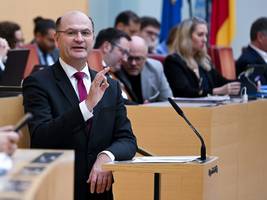 Füracker stellt Staatshaushalt 2026/2027 vor: „Ich bin ehrlich gesagt ein bisschen stolz darauf“