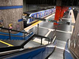 Münchner U-Bahn: Rechtsextreme verteilen als Weihnachtsmänner verkleidet Hetz-Flugblätter