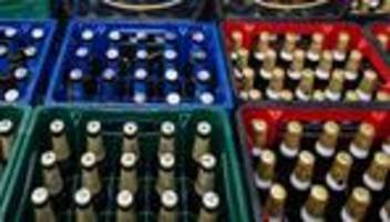 Ladung verloren: Mehrere Hundert Bierkästen landen auf der Straße