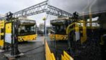 Nahverkehr in Berlin: BVG feiert Richtfest für neuen E-Bus-Betriebshof