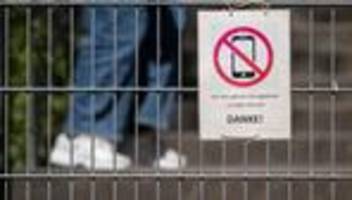 Schulgesetz: Landtag ermöglicht strengere Handyregeln an Schulen