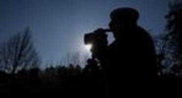 Verkehrsdelikt: Fahrer rast im Dunkeln durch fränkisches Dorf nach Hessen