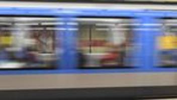 identitäre bewegung: mutmaßlich identitäre verteilen rechtsextreme flyer in münchner u-bahn