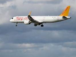 flieger verfehlt zielort: flugpassagiere müssen auf feld aussteigen