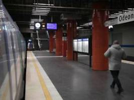 Flyer in U-Bahn verteilt: Polizei München ermittelt gegen als Weihnachtsmänner verkleidete Rechtsextreme