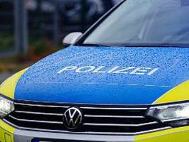 Frau tippt auf dem Handy: Mutter lässt auf der Autobahn ihr Kleinkind ans Steuer