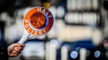 Auf der A6: Einjähriges Kind lenkt Auto – Mutter tippt am Handy