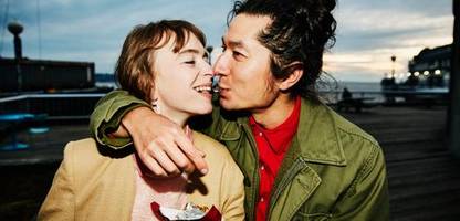 menschen liegen in der partnertreue zwischen biber und weißhandgibbon