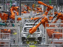 automobilindustrie: laut betriebsrat steht bei porsche jeder vierte arbeitsplatz auf dem spiel